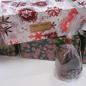 Christmas Crackers Selection with 8 Chocolates